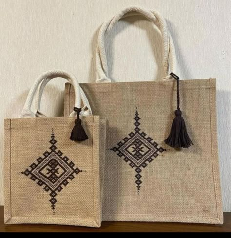 Jute Bags Design, Handpainted Tote Bags, Tods Bag, Decorated Gift Bags, Handmade Fabric Bags, Fabric Painting On Clothes, Diy Bag Designs, Jute Tote Bags, Embroidered Tote Bag