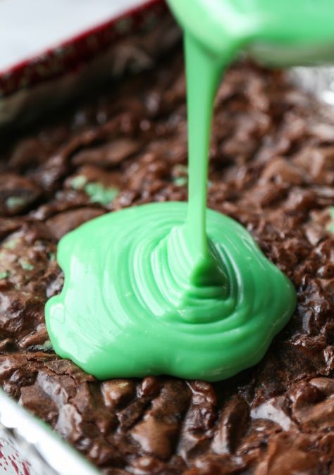 Grinch Brownies Recipe, Grinch Cookie Cake, Grinchmas Food, Grinch Goodies, Grinch Foods, Grinch Cake Ideas, Grinch Brownies, Grinch Desserts, Grinch Recipes