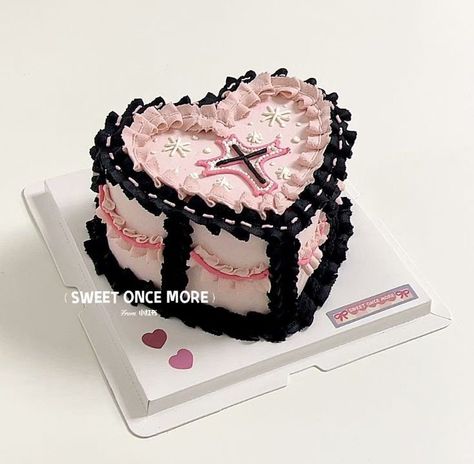 Black Pink Cake, Melanie Martinez Cake, Aesthetic Cross, Pink Birthday Theme, Vintage Birthday Cakes, Pink Birthday Cakes, Cute Baking, Caking It Up, Pretty Birthday Cakes