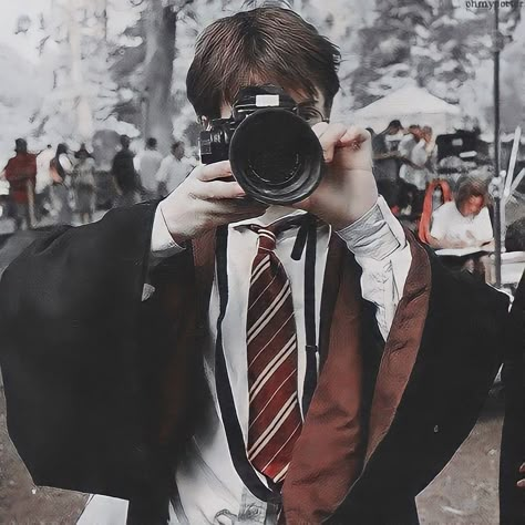 Picture From Behind, Daniel Harry Potter, Young Harry Potter, Daniel Radcliffe Harry Potter, Harry Potter Background, Harry Potter Icons, Harry Potter Scene, Images Harry Potter, Harry Potter Tumblr