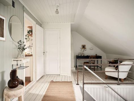 Scandinavian Attic, Historic Townhouse, Swedish Home, Nordic Homes, Light Colored Furniture, Swedish Apartment, Angled Ceilings, Slanted Ceiling, Home Minimal