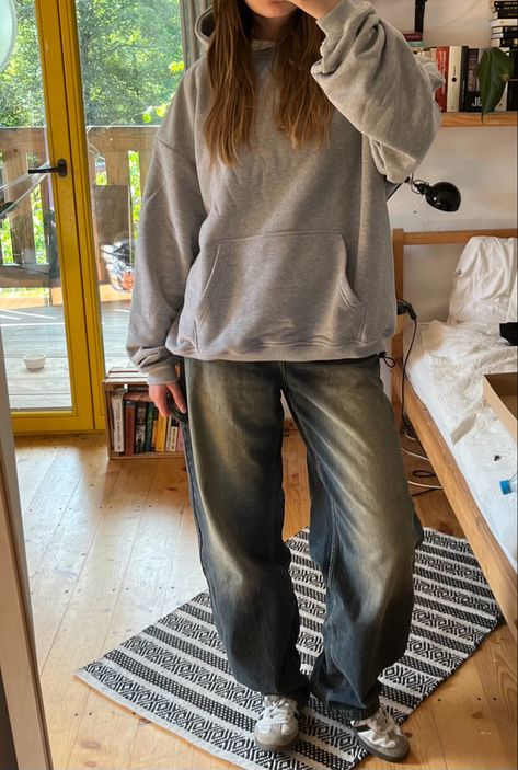 How To Style A Gray Hoodie, Dark Gray Hoodie Outfit, Grey Hoodie Outfit Aesthetic, Grey Hoodie Aesthetic, Baggy Hoodie Outfit, Grey Hoodie Outfit, Gray Hoodie Outfit, Hoodie Outfit Aesthetic, Oversized Hoodie Outfit