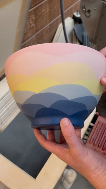 Diy Bowl Painting Ideas, Sunrise Pottery Painting, Gradient Pottery Painting, Paint Bowls Ideas, Underglaze Designs Ceramic Art, Diy Ceramic Bowl Painting, Paint Your Own Bowl Ideas, Diy Bowl Painting, Modern Pottery Painting