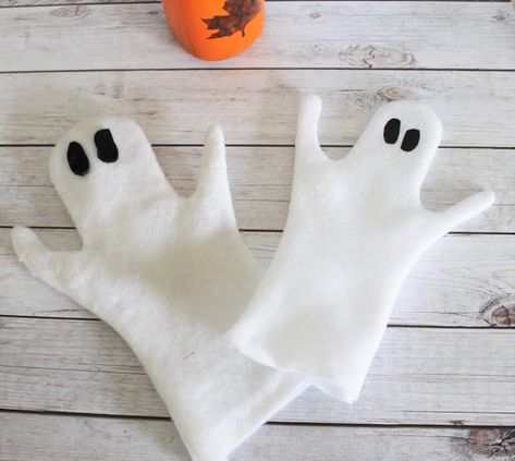 Step by step tutorial and video on how to make your own felt ghost puppets for Halloween and fall puppet shows.  Great for toddlers, preschool and school age children. Kid Friendly Halloween Decorations, Felt Puppets, Monster Craft, Kid Friendly Halloween, Halloween Sewing, Halloween Printables Free, Free Activities For Kids, Puppet Patterns, Holiday Sewing