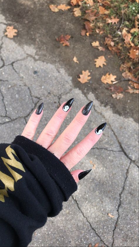 Acrylic Nail Designs Ghost, Ghost On Black Nails, Black Nails White Ghost, Bats And Ghosts Nails, Matte Black Ghost Nails, Ghost Accent Nail, Black And White Ghost Nails, Black Nails With Ghost, Ghost Nails Black