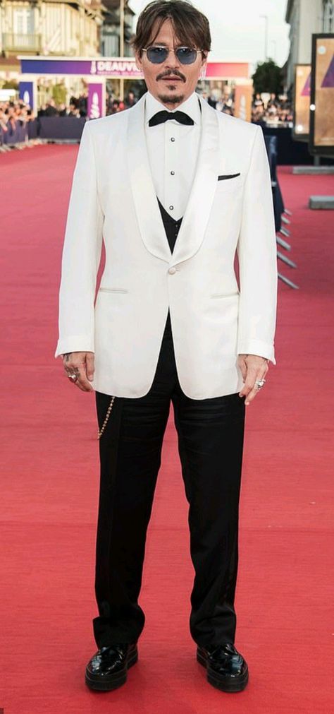 Johnny Depp Red Carpet, Johnny Depp Suit, White Suit, Soul Mate, Celebrity Red Carpet, Mother Of The Groom, Johnny Depp, Future Husband, Bride Dress