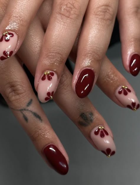 Simple Work Nail Designs, Short Nails Fancy, Gel Nail Designs Simple Short, Biab Nails Inspiration Winter, Red Nails White Flowers, Almond Nails Designs Easy, January Nails Oval, Gel Nails Red Design, Fun Red Nail Designs