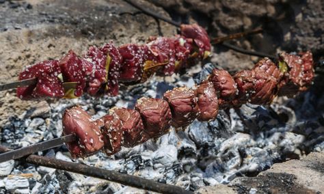 Barbecue Madeira style: espetada Espetada Recipe, Best Meat Dishes, Grill Restaurant, Best Meat, Portuguese Recipes, Authentic Recipes, Basic Recipes, Beef Dishes, Food Drinks