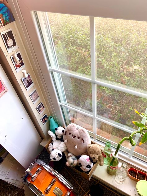 Windowsill Ideas Bedroom, Deep Windowsill Ideas, Cute Windowsill Decor, Windowsill Decor Bedroom, Window Sill Ideas Decoration, Windowsill Aesthetic, Alternative Room, Windowsill Ideas, Windowsill Decor