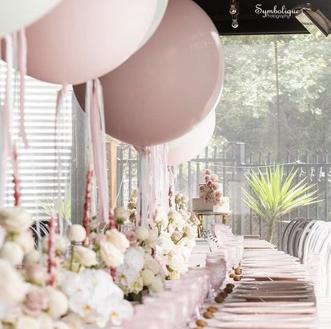 Giant Balloon Centerpiece, Jumbo Balloon Centerpiece, Floor Balloon Arrangements, Jumbo Balloons, Easy Wedding Planning, Circle Table, Balloon Arrangements, Giant Balloons