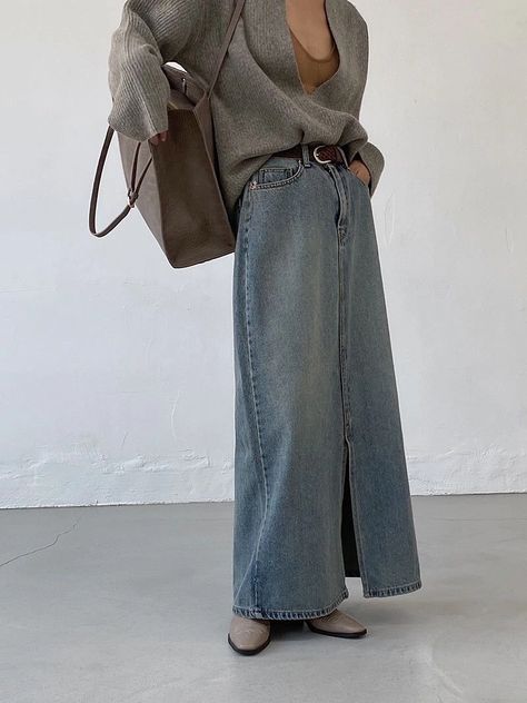 Fashion Gone Rouge, Korean Streetwear, Denim Skirt Women, Denim Midi Skirt, Skirt Outfit, Mode Inspiration, Modest Outfits, Skirt Outfits, Long Length