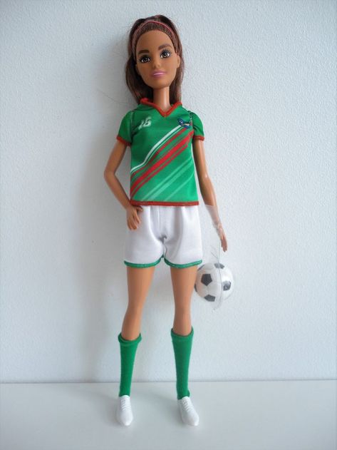 Soccer Barbie, Barbie 2000, Soccer Player, Barbie Fashion, Soccer Players, Batman, Soccer, Dolls, Toys