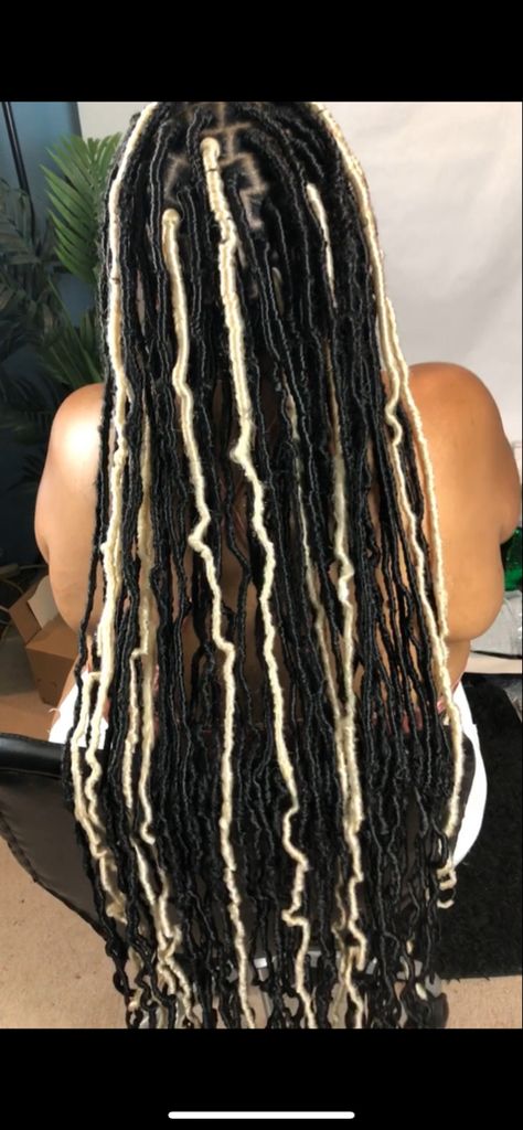 Faux Locs Styles Blonde And Black, Black And Blonde Distressed Locs, Black Faux Locs With Blonde Highlights, Faux Locs Styles Blonde, White And Black Locs, Faux Locs With Blonde Highlights, Black And Blonde Butterfly Locs Long, Black And White Faux Locs, Black And Blond Locs