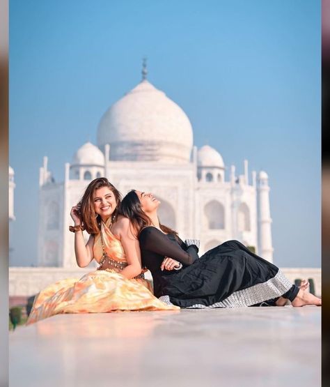 Photo Poses At Taj Mahal, Taj Mahal Poses Pictures, Tajmahal Photoshoot Dress, Taj Mahal Couple Photoshoot, Taj Mahal Photography Pose, Taj Mahal Photo Ideas, Taj Mahal Poses, Taj Mahal Outfit Ideas, Jaipur Pics