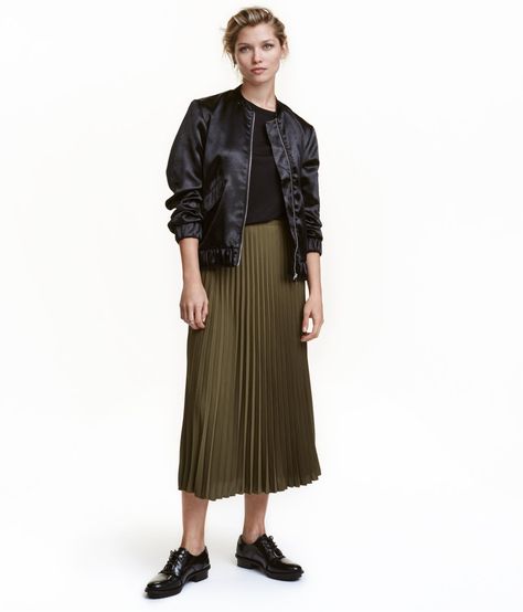 Chic Pleated H&m Skirt, H&m Pleated Summer Skirt, Casual Pleated Skirt By H&m, Chic H&m Skirt, Outfit Hijab Casual Rok, Chic Lined Skirt By H&m, Outfit Hijab Casual, Business Casual Fall, Outfit Hijab