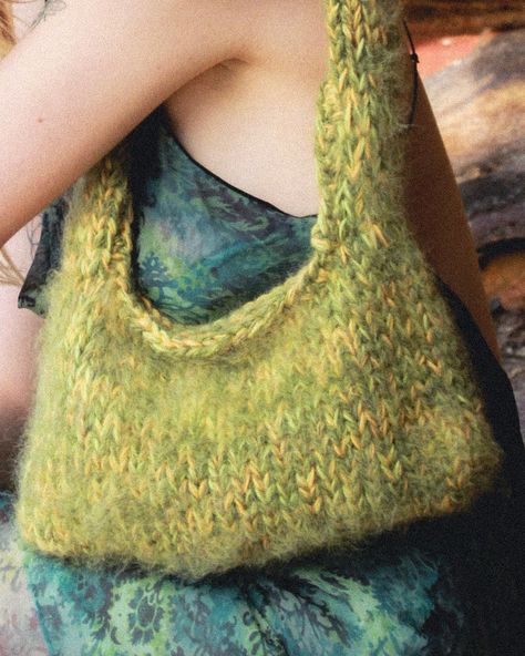 Close up of the Moss Knitted Bag inspired by moss growing on sandstone made with merino, alpaca & cotton 💚 Simple Knit Gifts, Bag Knitting Patterns, Fun Things To Knit, Stuff To Knit, Rustic Knitting, Green Crochet Ideas, Knitting Ideas Creative, Knitted Bags Free Patterns, Icord Knitting