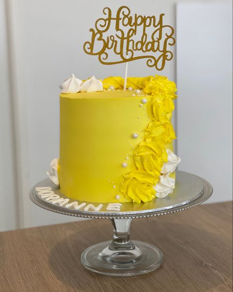 Gateau jaune Yellow Cake Design Simple, Yellow Cake Designs Birthday, Yellow Buttercream Cake, Birthday Cake For Girls Kids, Yellow Cakes Decoration, Rođendanske Torte, Yellow Birthday Cake, Yellow Cakes, Birthday 22