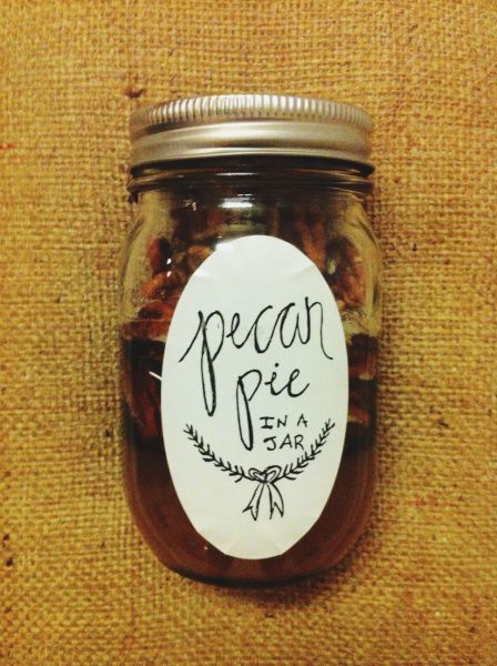 Pecan Pie in a Jar DIY with free labels to download Canned Pecan Pie Filling, Pecan Pie Jam Recipe, Pecan Pie In A Jar Recipe, Pie In A Jar Recipe, Mason Jar Gifts Recipes, Pie In A Jar, Jar Desserts, Mason Jar Desserts, Pecan Pie Filling