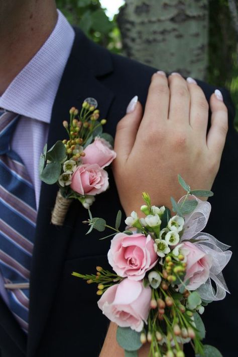 Wrist Corsages Corsage Prom Unique, Pink Wrist Corsage Homecoming, Prom Corsage And Boutonniere Pink, Prom Corsages 2023, Light Pink Corsage, Pink And White Corsage, Prom Wrist Corsage Ideas, Prom Corsage Ideas, Flower Corsage Prom