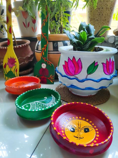 Recycled old used Biryani handi and sweet handis by painting them. Handi Pot Painting, Pots Diy, Warli Art, Pot Painting, Painted Pots Diy, Pottery Painting Designs, Painted Flower Pots, Painted Flower, Pot Designs