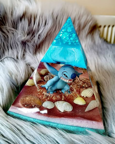 Dog Memorial Resin Pyramid, Disney Resin Crafts, Resin Perimid, Resin Pyramid Ideas Diy, Epoxy Pyramid, Resin Pyramid Ideas, Resin Triangle, Pokemon Terrarium, Resin Pyramid