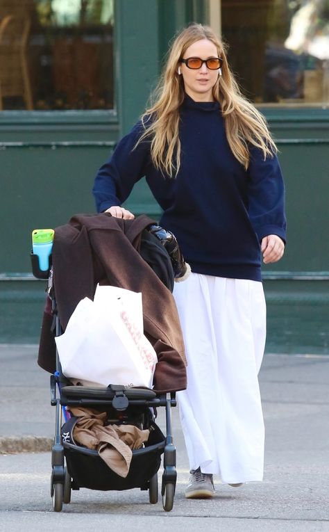 Jennifer Lawrence Perfects Transitional Dressing | Vogue Jennifer Lawrence Street Style, Easter Sunday Outfit, Jennifer Lawrence Style, Perfect Spring Outfit, Transitional Dressing, White Long Skirt, Gala Fashion, Navy Blue Hoodie, White Maxi Skirts