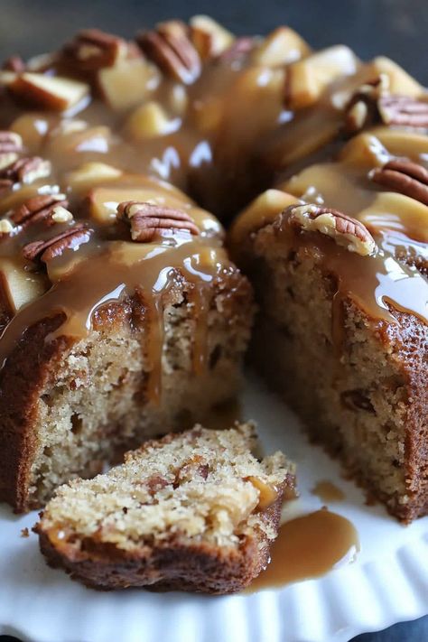 Apple Pecan Cake, Caramel Apple Cake Recipe, Pecan Pie Cake, Gourmet Caramel Apples, Pecan Desserts, Apple Spice Cake, Fresh Apple Cake, Cake With Caramel, Apple Coffee Cakes