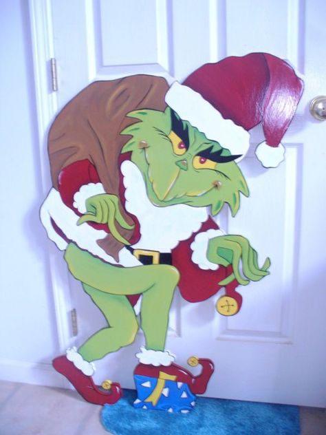 Grinch Stealing Presents Grinch Stealing Presents, Grinch Door, Christmas Lawn Decorations, Grinch Decorations, Diy Tree Decor, Grinch Christmas Party, Whoville Christmas, Wood Yard Art, Grinch Party