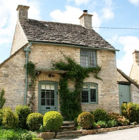 You can rent this charming stone cottage in the Cotswolds known as "The Honey Pot" for your next English holiday. Stone Cottages, Casa Country, Self Catering Cottages, Cottage Exterior, Luxury Cottage, Dream Cottage, Stone Cottage, Exterior Stone, Cabins And Cottages