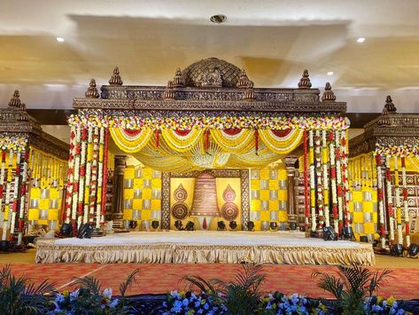 Marraige Mandap Decoration South Indian, Mandapam Decoration Marriage, Pelli Mandapam Decoration, Manavarai Decoration, Wedding Mandapam, Mandapam Decoration, Marriage Hall Decoration, Engagement Stage Decoration, Mandap Design