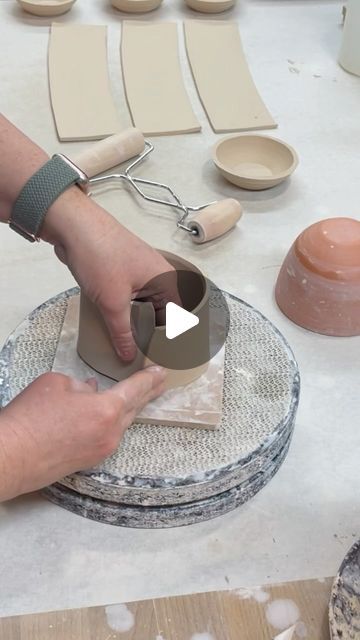 Mug Shapes, Slab Ceramics, Beginner Pottery, Handmade Tableware, Mug Crafts, Pottery Form, Pottery Videos, Slab Pottery, Hand Built Pottery