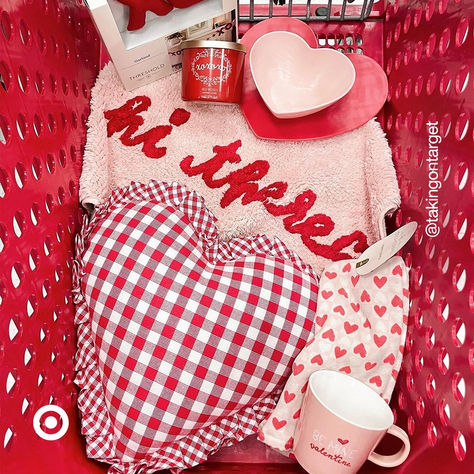 Plan a countdown to Valentine’s Day for your special someone. Leave little gifts with notes of appreciation every day—think aesthetic mugs, snuggy cushions, scented candles & more. Set it all up to celebrate the day of love, your way. Think Aesthetic, Couple Core, Notes Of Appreciation, Valentines Baskets, Valentines Day Basket, Valentines Ideas For Her, School Moodboard, Aesthetic Mugs, Color Duos