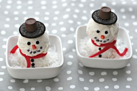 Snowman Ice Cream Sundae, Ice Cream Snowman, Christmas Sundae Bar, Christmas Sundaes, Christmas Ice Cream Desserts, Snowman Ice Cream, Christmas Ice Cream, Christmas Eats, Melting Snowmen