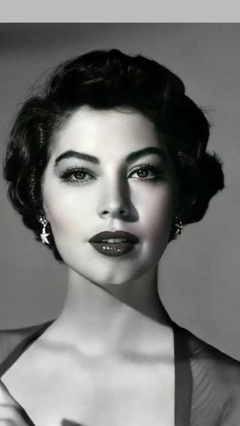 Eva Gardner Fashion, 50s Portrait Photography, 1950s Headshots, Ava Gardner Color, Ava Gardner Outfits, Classical Beauty, Old Hollywood Women, Vintage 1950s Aesthetic, 1950s Portrait