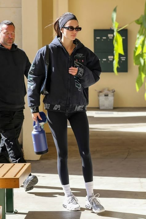 Kenda Jenner Street Style, Leggings Outfit Kendall Jenner, Kendall Jenner Workout Outfits, Fall Gym Outfit, Kendall Jenner Sport Outfit, Kendall Jenner Gym Outfits, Kendall Jenner Leggings, Kendall Jenner Athleisure, Winter Sporty Outfits