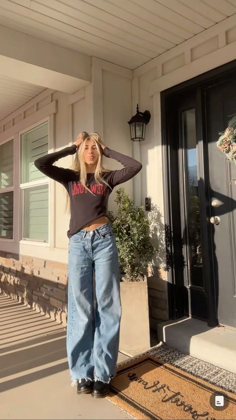 Streetwear Outfit Jeans, Thrifted Fits Aesthetic, Utah Clothing Style, Cute Outfits Flare Jeans, Sambas Outfits Winter, Winter Blue Jeans Outfit, Utah Girl Outfits Summer, Basic Outfits With Jeans, Utah Girls Outfits