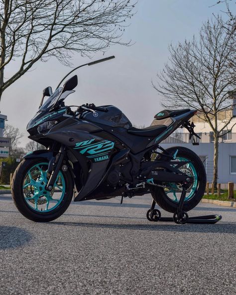 THERE SHE IS! 💙 | Werbung ————————————————— 📷 @parlowfilms 🏍 Yamaha YZF R3 (2018) ————————————————— 🛠 | @dumkeluett ⏳ |… Black And Teal Motorcycle, Motorcycle 125 Cc, Yamaha R3 Wallpaper, Yzf R3 Yamaha, Yamaha R6 Black, R3 Yamaha, Yamaha Yzf R125, Xe Bugatti, Purple Motorcycle