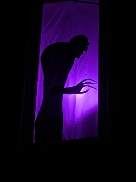 Creepy Diy, Diy Halloween Door Decorations, Halloween Window Silhouettes, Halloween Diy Door, Window Silhouette, Person Silhouette, Decoration For Halloween, Halloween Window, Halloween Door Decorations