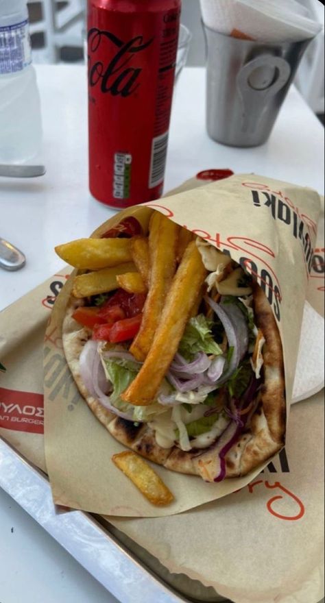 Greek Souvlaki, Food Goals, Food Is Fuel, Food Obsession, Food Inspo, Cafe Food, French Fries, Pretty Food, Food Cravings