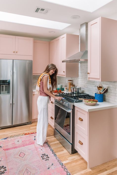 Pink Kitchen Designs, Pastel Kitchen Decor, Pastel Kitchen, Studio Diy, White Countertops, Pink Kitchen, Decoration Inspiration, Painting Kitchen Cabinets, Dream Kitchen