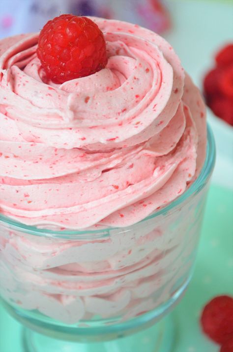 Rasberry Frosting, Raspberry Whipped Cream, Raspberry Buttercream Frosting, Whipped Buttercream, Homemade Whipped Cream Recipe, Raspberry Frosting, Raspberry Buttercream, Whipped Frosting, Strawberry Frosting