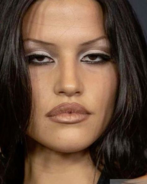 Dark Glamour Makeup, Gabriette Makeup, Soft Goth Makeup Everyday, Clean Goth Makeup, Light Goth Makeup, Sharp Makeup, Gabriette Bechtel, Victorian Makeup, 2000s Makeup Looks