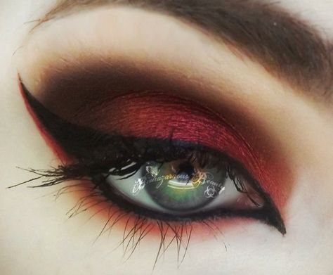 Reddish black eyeshadow with liner Carnaval Make-up, Maquillage Goth, Halloweenský Makeup, Red Eye Makeup, Vampire Makeup, Red Eyeshadow, Oc Inspo, Makijaż Smokey Eye, Gothic Makeup