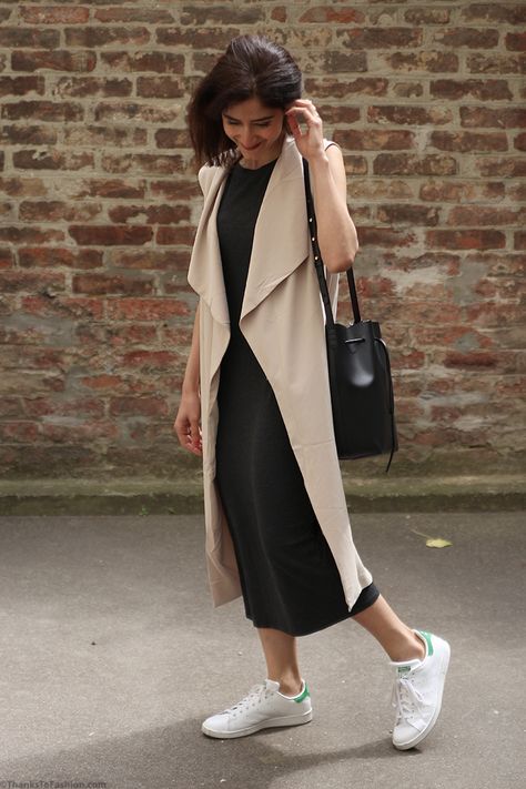 Transform an outfit instantly - long vest - Thanks To Fashion Long Vest Street Style, Long Linen Vest Outfit, Long Knit Vest Outfit, Long Vest Outfits For Women Casual, Long Vest Outfit Summer, Long Waistcoat Outfit, Cream Vest Outfit, Sleeveless Coat Outfit, Long Vest Outfits For Women