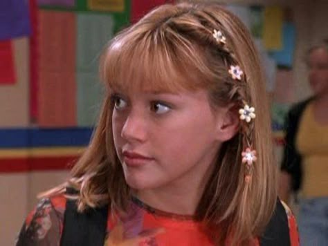 This “Lizzie McGuire”-inspired makeup tutorial is spot on 2000s Hairstyles, Iconic Hairstyles, 90s Grunge Hair, 90’s Hairstyles, Hair Clips 90s, Hair Icon, Lizzie Mcguire, 90s Hairstyles, Peinados Fáciles Para Cabello Corto