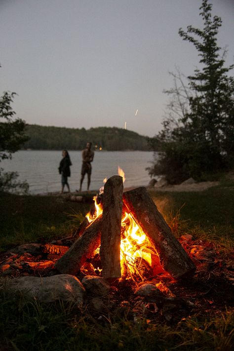 Campfire Astethic, Camping Astethic, Campfire Aesthetic, Campfire Night, Camping Photos, Camping Lake, Starlit Sky, Camp Lake, Backcountry Camping