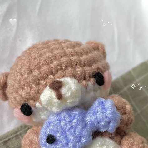 m i c h e l l e 🧸 on Instagram: "no.61: baby otter 🦦🐟 this was another test for @pixieplushies ! thank you again for allowing me to test you pattern Loretta!! do check out all of her creations and patterns as they are all adorable!! (ง ˃ ³ ˂)ว ⁼³₌₃⁼³ truly loved making this little guy! he is smol and so so cute clinging on to his little fish! the pattern works up super fast as well, I can’t wait to make more! ヾ( ˃ᴗ˂ )◞ • *✰ ~ 🏷 #crochet #otter #crochetotter #fish #amigurumiotter #cute #kawai Baby Otter Crochet Pattern Free, Crochet Otter Keychain, Otter Amigurumi Free Pattern, Otter Crochet Pattern Free, Crochet Bass Fish, Crochet Small Animals, Small Crochet Projects Easy, Crochet Small Amigurumi, Crochet Otter Pattern