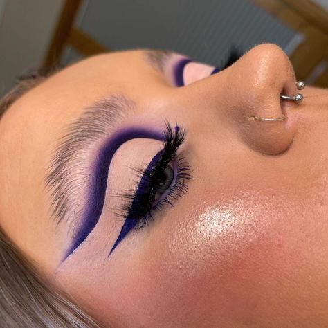 Plouise Makeup Eyes, Purple Cut Crease Eyeshadow, Full Cut Crease Eye Makeup, Full Cut Crease, Purple Cut Crease, Halloween Eyeshadow, Gold Cut Crease, Cut Crease Eye Makeup, Crease Makeup