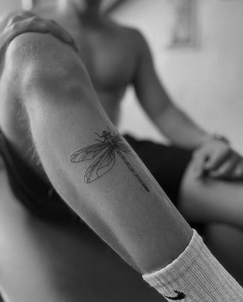 #dragonfly #dragonflytattoo #tattoo #tattooideas #maletattoo #tattooart #finelinetattoo #inkedguys #legtattoos #legtattooideas #tattoos Dragonfly Tattoo Men, Dragonfly Tattoo Design, Leg Tattoo Men, Stylist Tattoos, Dragonfly Tattoo, Inked Men, Black Ink Tattoos, Elegant Tattoos, Fine Line Tattoos