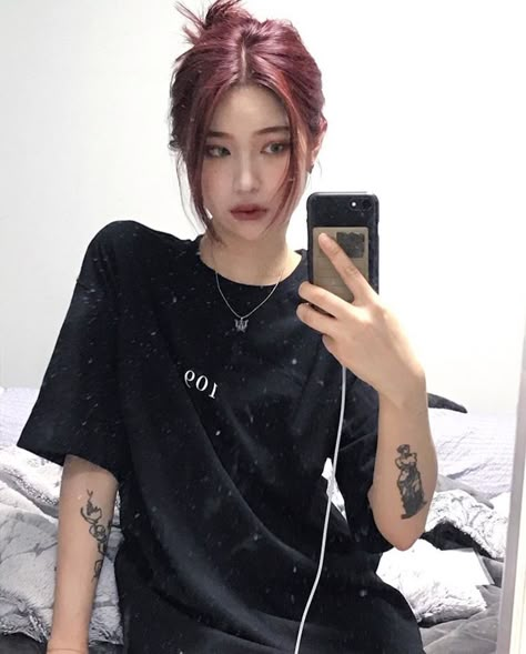 Mode Ulzzang, Red Hair Inspo, Hair Color Purple, Uzzlang Girl, Hair Dye Colors, Asian Hair, Hair Inspiration Color, Hair Inspo Color, Grunge Hair